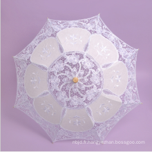 Parapluie blanc en satin et dentelle avec un parapluie en bois